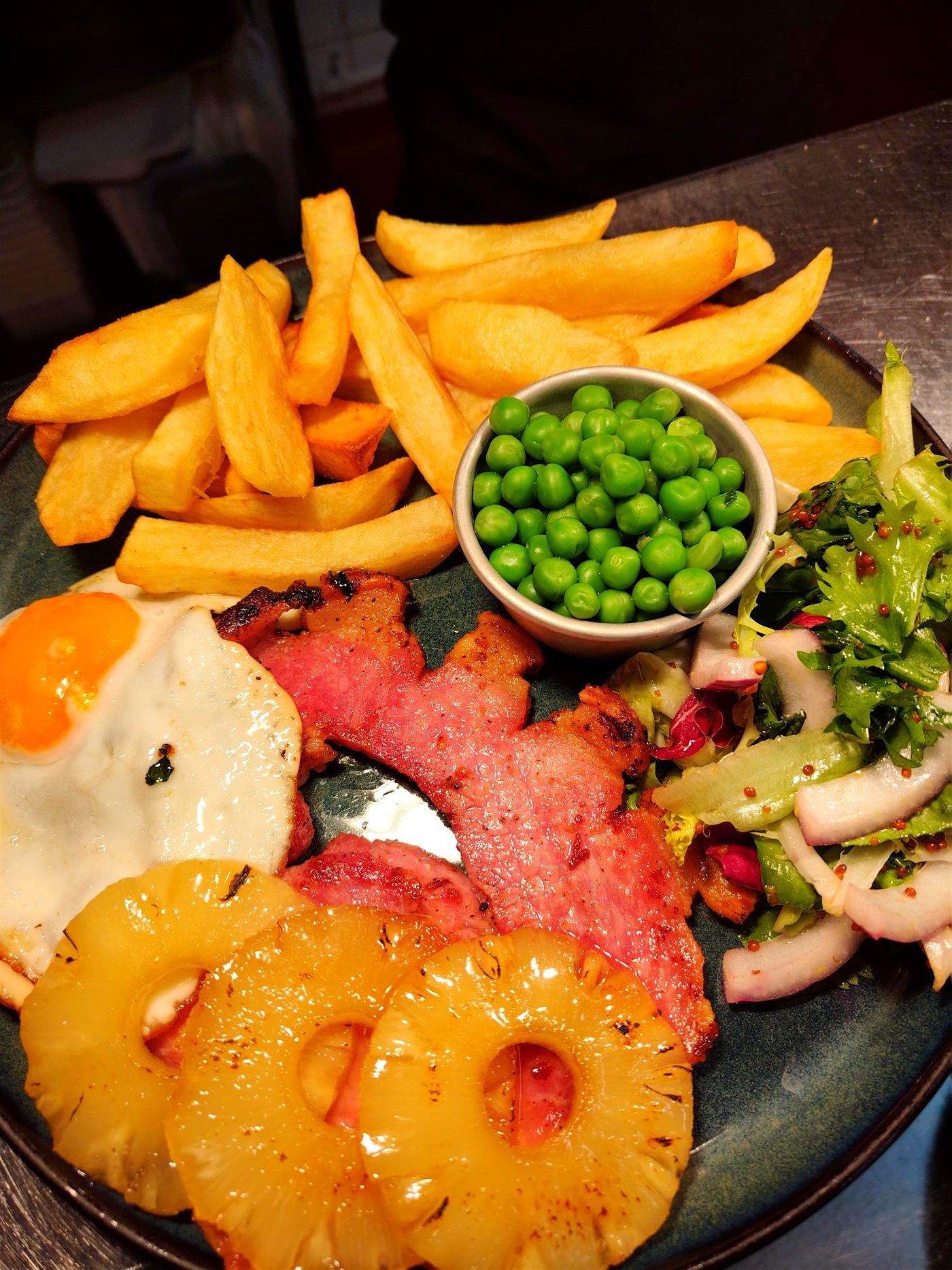 Horseshoe gammon with grilled pineapple, fried egg, chips and peas